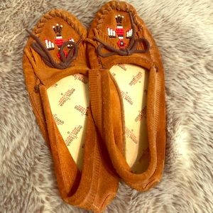 Women’s Minnetonka Moccasins SIZE 9